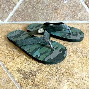 Carter’s Boys Camouflage Flip Flop Thong Sandals Size 13-1 XXL Beach Pool EUC!